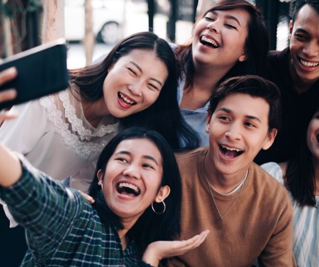 Picture showing the dangers of selfies